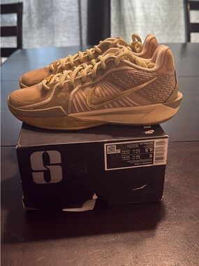 Brand new Nike Women Sabrina 1 Stronger Than Goldsize 6 women no lid